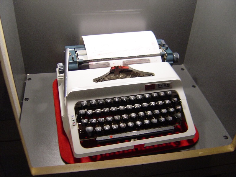 DDRق̃^CvC^[[eine Schreibmaschine vom DDR Museum]
