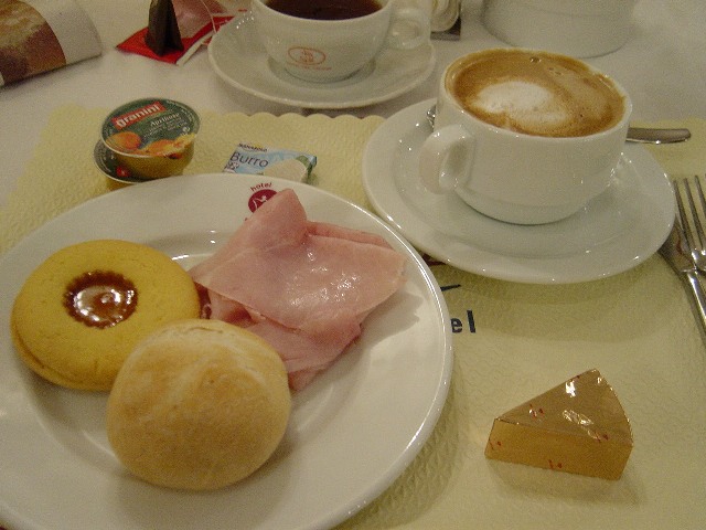 zeW[i̒H[Breakfast at Hotel Regina]
